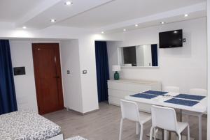 a room with a kitchen with a table and chairs at Villaggio Silvia in Castellabate