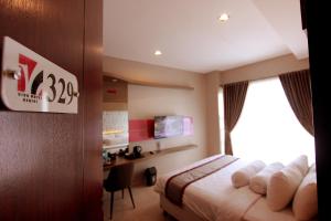 TV a/nebo společenská místnost v ubytování Viva Hotel Kediri, Azana Hotels Collection