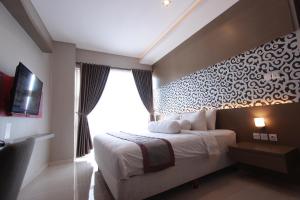 Postel nebo postele na pokoji v ubytování Viva Hotel Kediri, Azana Hotels Collection