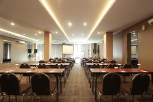 Gallery image of Viva Hotel Kediri by Front One in Kediri