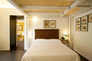 a bedroom with a large white bed in a room at Sopra il Limoneto in Cetara