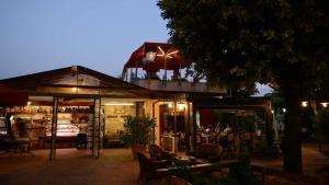 un restaurante con un edificio con mesa y sillas en La Locanda Francigena, en Lucca