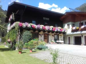 a building with flowers on the side of it at Ferienhaus Regina in Werfenweng