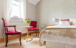 a bedroom with a bed and two chairs and a table at Melvin Country House in Garrison