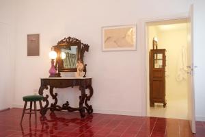 a room with a mirror and a table and a stool at Sopra il Limoneto in Cetara