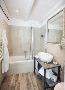 uma casa de banho com um lavatório e uma banheira em Villa Valentina em Levanto