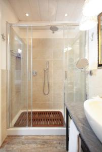 uma casa de banho com um chuveiro e um lavatório. em Villa Valentina em Levanto