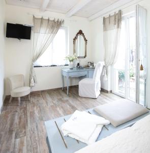 een witte woonkamer met een tafel en een bureau bij Villa Valentina in Levanto