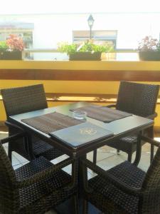 une table et des chaises noires avec une table et quelques plantes dans l'établissement Guesthouse Jersin, à Logatec