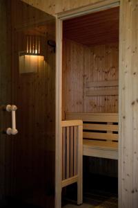 una sauna de madera con un banco en una habitación en Berggasthof Stern, en Predoi