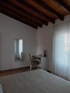 1 dormitorio con 1 cama, 1 mesa y 1 silla en Vales do Alentejo, en Bicos
