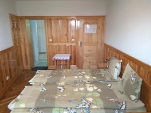 a bedroom with a bed with a blanket on it at Hotel Comfort in Veliko Tŭrnovo