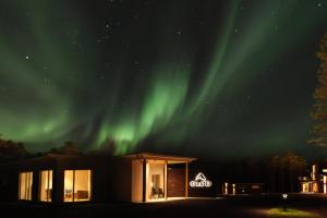 a building with the aurora in the sky at GLØD Boutique Apartment in Alta