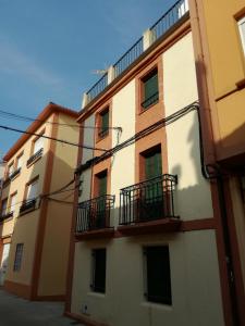 Un edificio con balcones a los lados. en APARTAMENTOS POBRA-CASTELO, en Pobra do Caramiñal