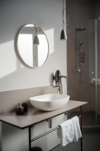 uma casa de banho com um lavatório branco e um espelho. em Villa Weiss em Helmbrechts