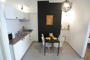 ブダペストにあるd.FIVE Inspire Apartment Budapestのキッチン(テーブル、椅子、シンク付)