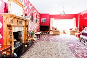 a living room with red walls and a fireplace at Melvin Country House in Garrison