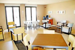 Posedenie v ubytovaní Apartahotel Ribera
