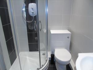 A bathroom at Jeffersons Hotel & Serviced Apartments - The Steel Works