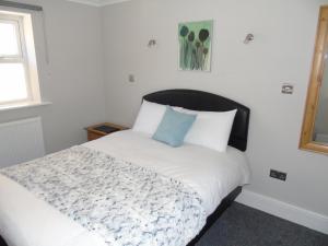A bed or beds in a room at Jeffersons Hotel & Serviced Apartments - The Steel Works
