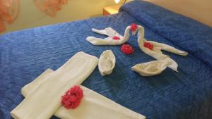 una cama con dos cisnes hechos de toallas en Villettemire en Capo Vaticano