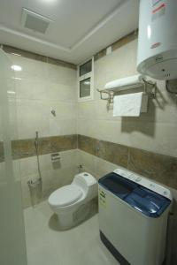 Et badeværelse på Qasr Rayana Aparthotel