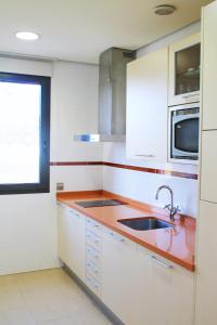 Kuchyňa alebo kuchynka v ubytovaní Apartahotel Ribera