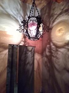 un lustre suspendu dans une pièce avec un miroir dans l'établissement Affittacamere Civico 80, à Susegana