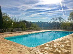 einen Pool mit blauem Wasser im Hof in der Unterkunft Villa Mimosa in Saint-Paul-de-Vence