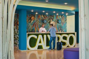 un homme debout dans un bar d'un hôtel dans l'établissement Calypso Hotel - All Incluisve, à Sunny Beach