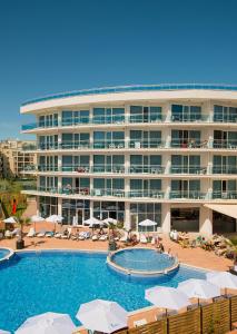 un gran hotel con una piscina y un complejo en Calypso Hotel - All Incluisve, en Sunny Beach