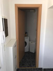 um corredor para uma casa de banho com WC num quarto em Lavanda Haus em Vodnjan