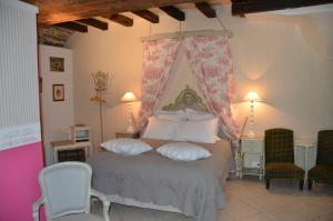 A bed or beds in a room at La Tour du Lion