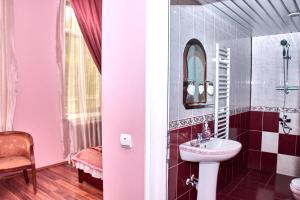 Koupelna v ubytování Hotel Art-Seg + 37 fotografií
