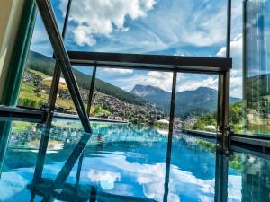 vista sulla piscina da un edificio di Alpin & Vital Hotel La Perla a Ortisei