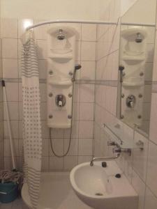 トカイにあるRéka Vendéghàzのバスルーム(シャワー、シンク付)