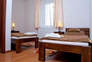 En eller flere senge i et værelse på Pillangó Vendégház