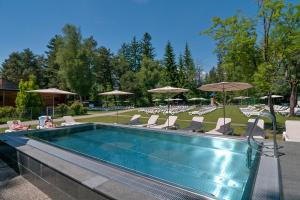 Bazén v ubytování Naturel Hoteldorf Seeleitn nebo v jeho okolí