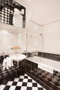 Koupelna v ubytování Hotel U Zlatého Stromu Prague by BHG