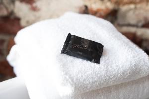 een stuk zeep bovenop een witte handdoek bij Hotel 't Keershuys in Den Bosch