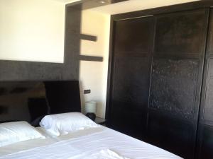 Postel nebo postele na pokoji v ubytování Fnideq Seaside Apartment