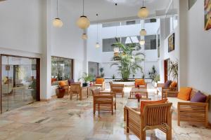 a lobby with a lot of chairs and tables at Zodiaco in Quarteira