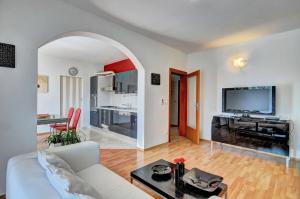 Μια τηλεόραση ή/και κέντρο ψυχαγωγίας στο Apartments Lila