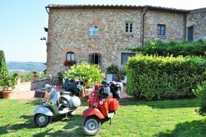 two motor scooters parked in front of a building at Agriturismo La Villa Romita in Tavarnelle in Val di Pesa