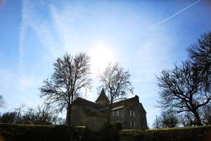 an old building with the sun in the sky at les roulottes du LOT in Gramat +18 photos