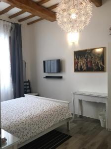 1 dormitorio con cama y lámpara de araña en Conte Canacci, en Florencia