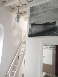 eine Treppe mit Bild eines Bootes und Licht in der Unterkunft Casa Romántica "La CHELA" in Vejer de la Frontera