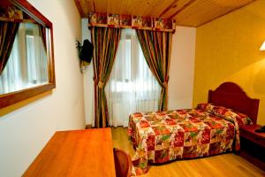 a bedroom with a bed and a window at Hotel Montseny in Espúy
