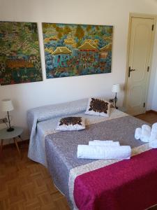 カリアリにあるIlm Cagliariのベッドルーム1室(ベッド2台、タオル付)