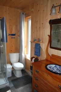 y baño con aseo y lavamanos. en Auberge de la Rivière Matapédia - Matapédia River Lodge, en Routhierville